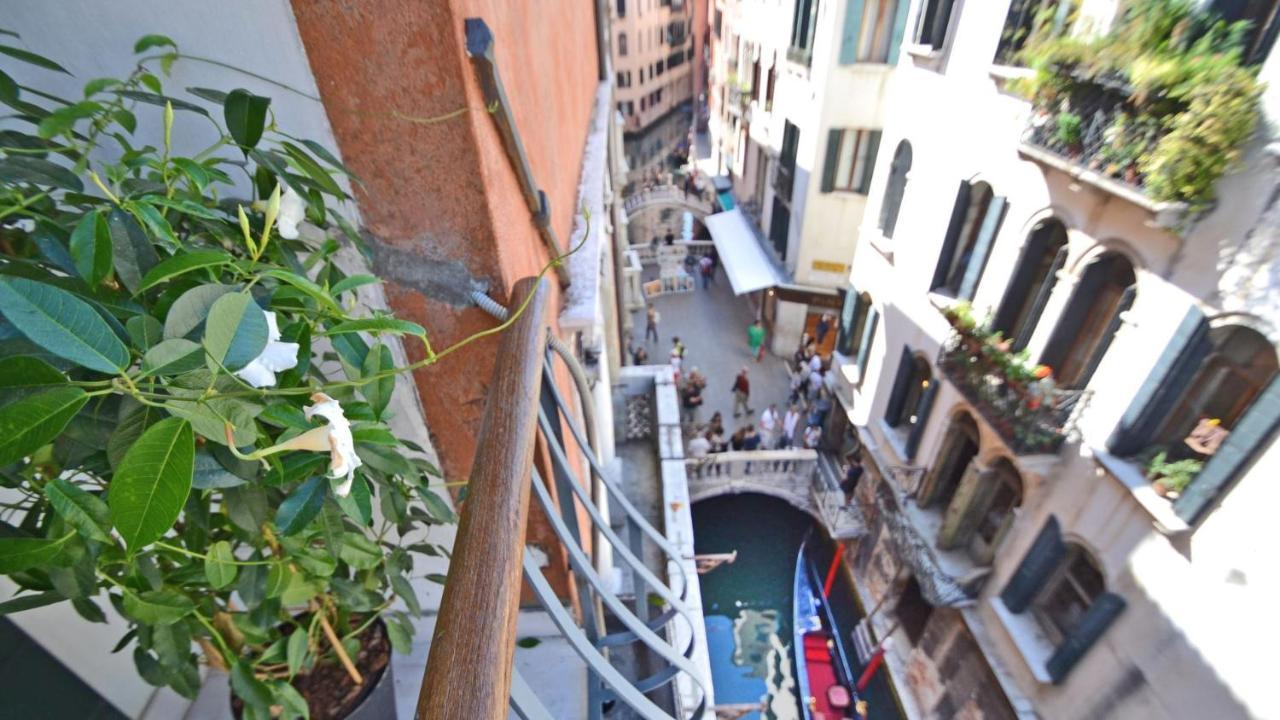 Ai Bareteri Luxury Canal View Venedig Exterior foto